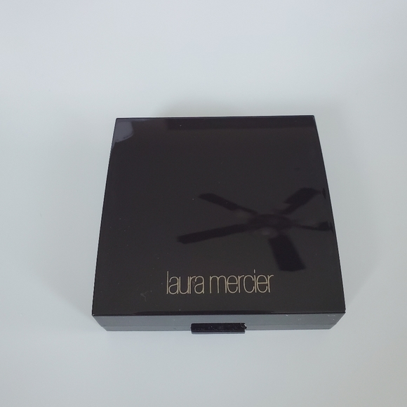 Laura Mercier face illuminator powder - Picture 1 of 3